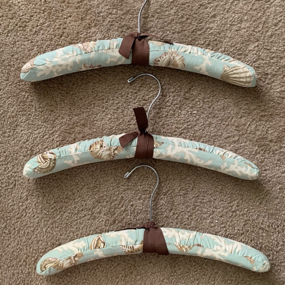 Padded clothing hangers set of 3 beach green